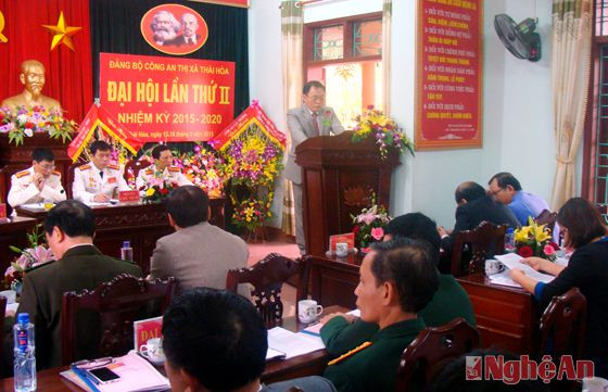 Đồng chí Lê Tiến Trị, TUV, Bí thư Thị ủy phát biểu tại đại hội.