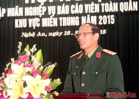 Trung tướng Võ Văn Viết – Bí thư Đảng ủy, Chính ủy Quân khu 4 phát biểu chào mừng lớp tập huấn