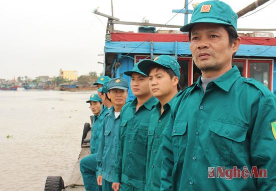 Trung đội dân quân biển xã Sơn Hải (Quỳnh Lưu) chuẩn bị tuần tra vùng cửa lạch 