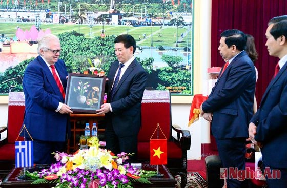 Đồng chí Hồ Đức Phớc tặng quà lưu niệm cho Ngài Đại sứ