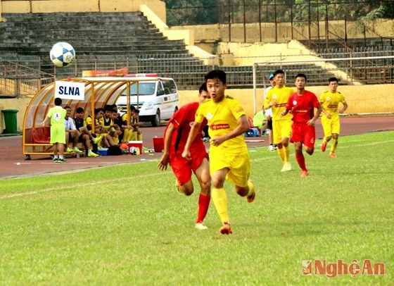 Chủ nhà SLNA (áo vàng) dù có bàn sớm nhưng không bảo vệ được thành quả nên đã bị loại.