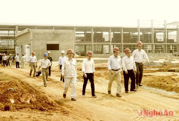 Đồng chí Huỳnh Thanh Điền kiểm tra tiến độ xây dựng nhà máy