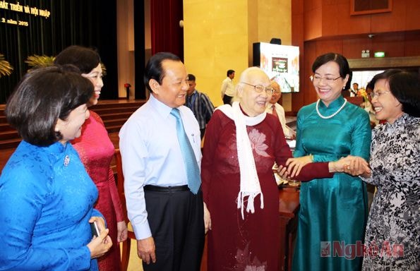 Lãnh đạo thành phố Hồ Chí Minh trò chuyện cùng bà Ngô Thị Huệ - Phu nhân của cố Tổng Bí Thư Nguyễn Văn Linh tại hội thảo.