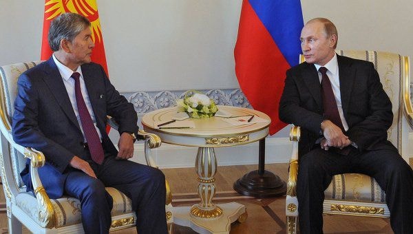 Tổng thống Nga Putin trong cuộc gặp với ông Atamnayev (Ảnh: RIA).