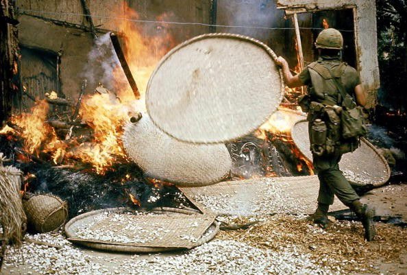 Lính Mỹ đốt phá nhà cửa của người dân. Ảnh: AFP