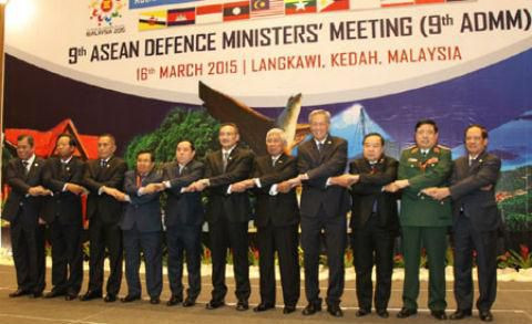 Bộ trưởng Quốc phòng các nước thành viên ASEAN và Tổng thư ký ASEAN chụp ảnh chung.