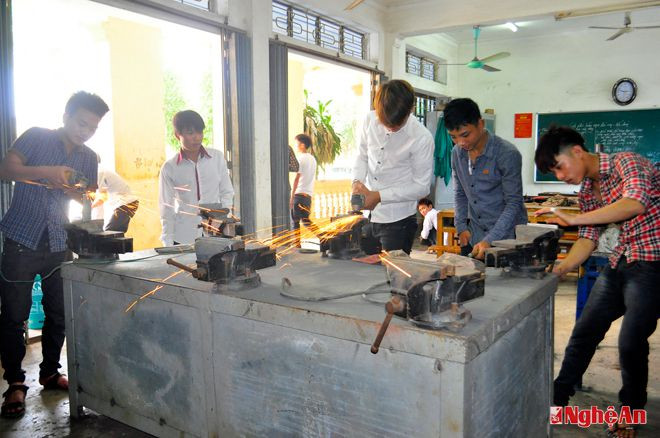 Thực hành nghề cơ khí tại Trường Trung cấp nghề kinh tế kỹ thuật Bắc Nghệ An.