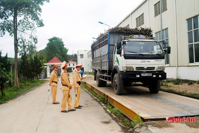 CSGT Công an huyện Con Cuông kiểm tra trọng tải xe.