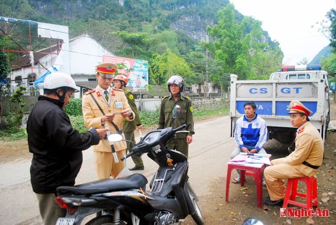 CSGT Công an huyện Con Cuông  kiểm tra phương tiện tham gia giao thông