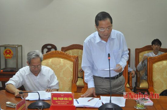 Ông Phạm Văn Tấn - Trưởng đoàn Đại biêu QH tỉnh phát biểu