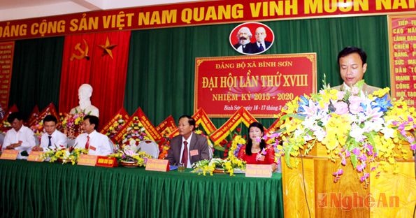 Đoàn chủ tịch đọc báo cáo chính trị tại đại hội. Ảnh: Sỹ Thuần