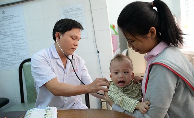 Việc tổ chức khám bệnh, chữa bệnh cho người dân được quan tâm, góp phần đảm bảo các chế độ phúc lợi xã hội. Ảnh minh họa: GĐVN 