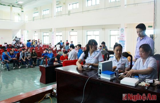 Đoàn viên thanh niên tham gia hiến máu tình nguyện