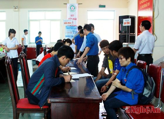 Sàng lọc các chỉ số máu, kiểm tra huyết áp trước khi lấy máu