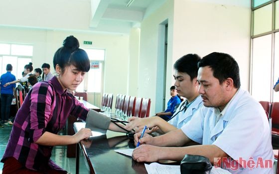 Kiểm tra huyết áp trước khi lấy máu