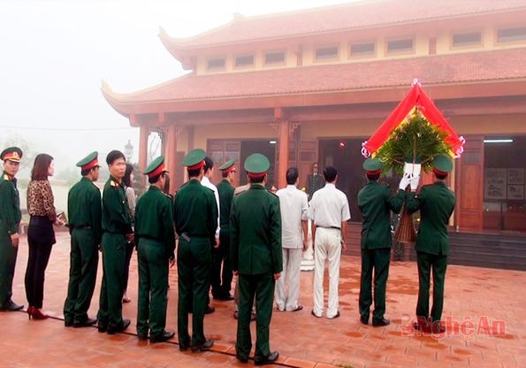Đoàn lãnh đạo UBND thành phố Vinh dâng hương, dâng hoa tại nhà tưởng niệm Đại tướng Chu Huy Mân