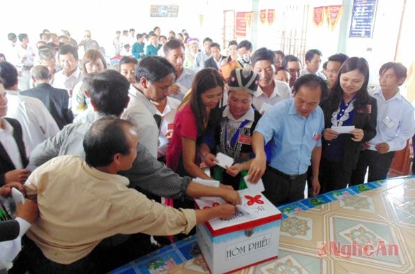Các đại biểu bỏ phiếu bầu BCH Đảng bộ nhiệm kỳ 2015 - 2020