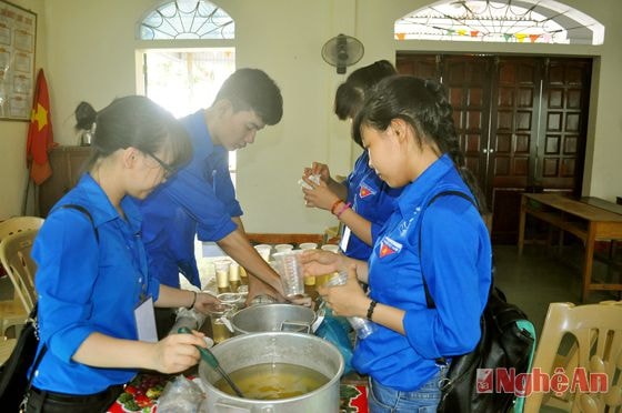 Sinh viên Trường Đại học Vinh tham gia tình nguyện tại kỳ thi đại học, cao đẳng năm 2014