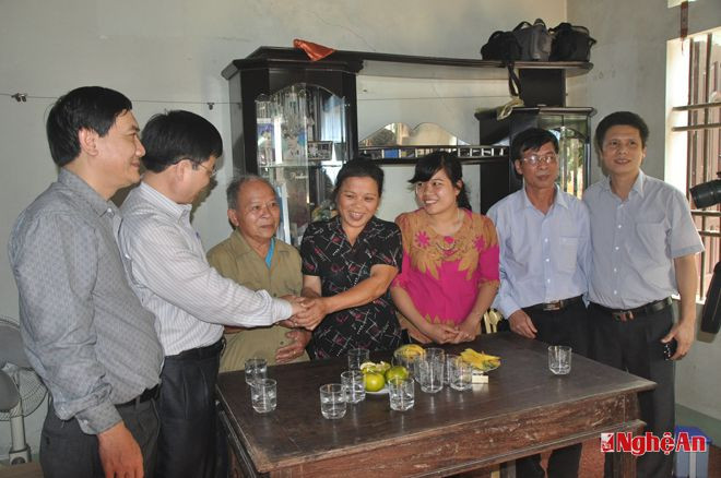 Đoàn công tác Sở Y tế Nghệ An thăm hỏi thân nhân gia đình liệt sỹ Phan Huy Sơn
