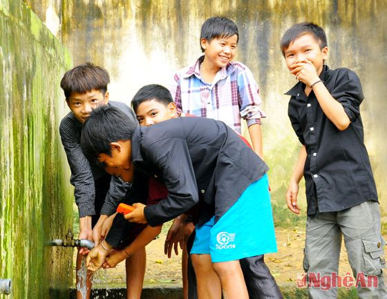 Học sinh Trường THCS Yên Tĩnh (Tương Dương) bên bể chứa nước sạch trong khu nội trú.   Ảnh: Trần Hải