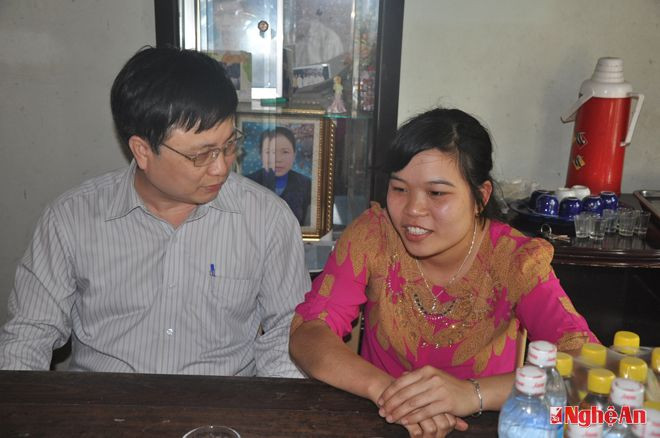 Ông Bùi Đình Long- giám đốc Sở Y tế trao đổi với em Phan ThịTrang