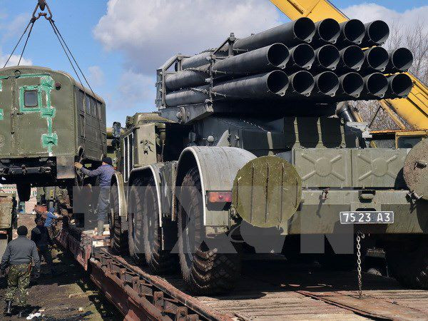Binh sỹ Ukraine chất vũ khí lên tàu hỏa để chuyển khỏi thành phố Artemivsk thuộc khu vực Donetsk ở miền đông ngày 6/3 vừa qua. (Ảnh: AFP/TTXVN)