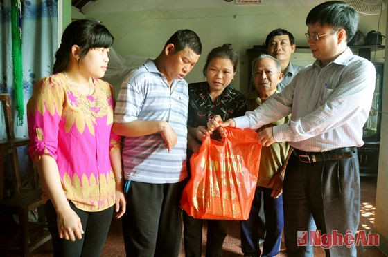 Ông Bùi Đình Long, Giám đốc Sở LĐ-TB&XH Nghệ An trao quà cho gia đình Liệt sỹ Phan Huy Sơn.