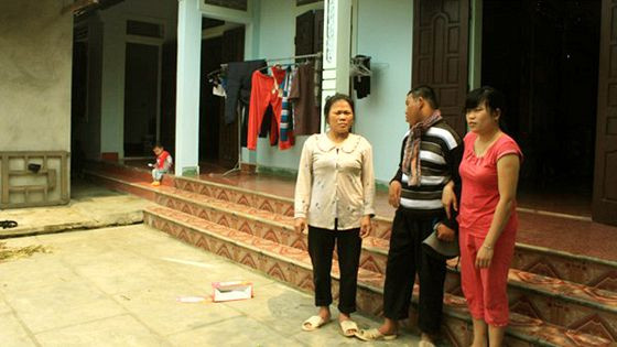 Em Phan Thị Trang cùng mẹ và anh trai trước ngôi nhà tình nghĩa