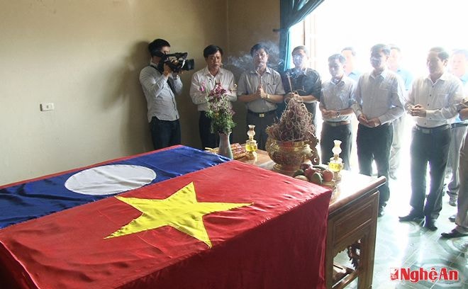 Đoàn kiểm tra QK thắp hương tưởng niệm 11 phầm mộ liệt sỹ do Đội quy tập Nghệ An quy tập được trong đợt 2 mùa khô 2014 – 2015.