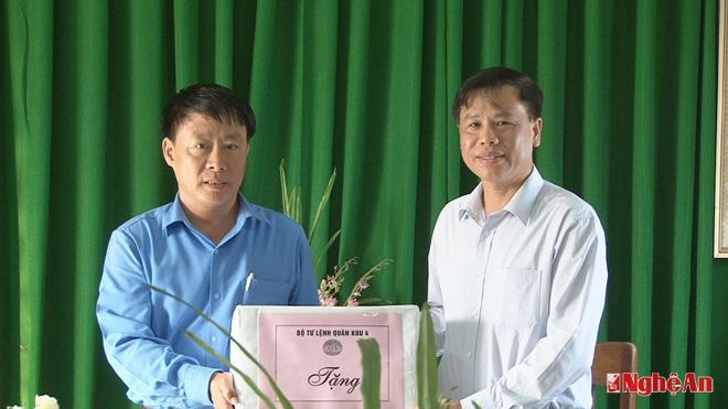 Thiếu tướng Trần Tiến Dũng, Phó Chính ủy tặng quà, động viên cho Đội quy tập Nghệ An.