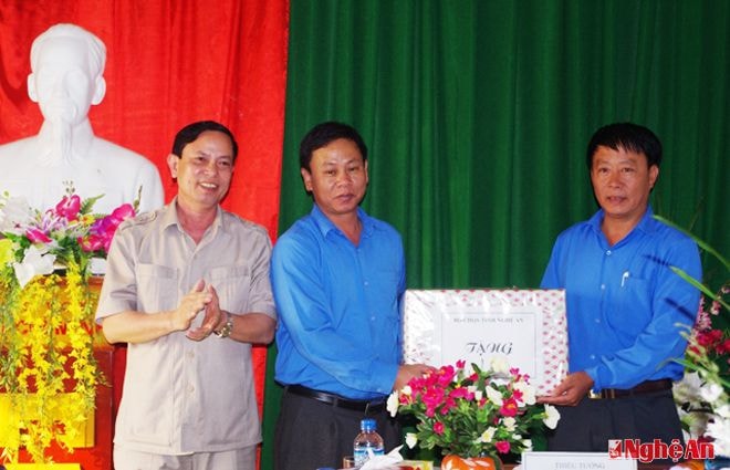 Đại tá Lương Hồng Phong, Chính ủy Bộ CHQS tỉnh Nghệ An tặng quà cho Đội quy tập Nghệ An. 