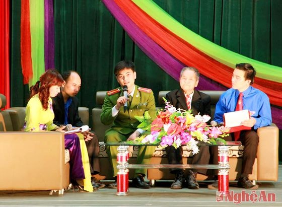 Thượng úy Nguyễn Hữu Phong (giữa) tham gia Diễn đàn “Đảng viên trẻ tiêu biểu” huyện Tương Dương.