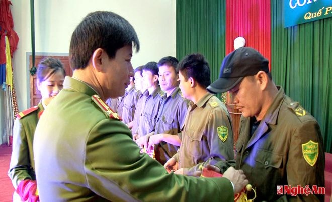 Trao cờ lưu niệm cho các đội thi