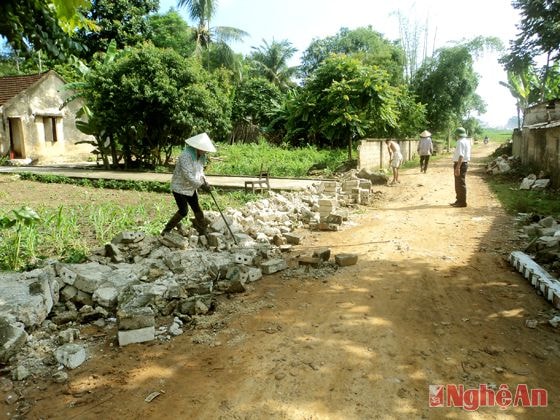Người dân xóm Tân Thắng, xã Đồng Hợp phá dỡ hàng rào hiến đất mở đường.