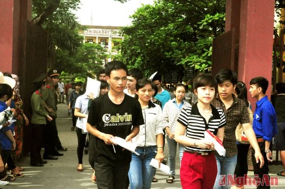 Thí sinh tại điểm thi Trường THPT Hà Huy Tập kỳ thi ĐH, CĐ năm 2014.