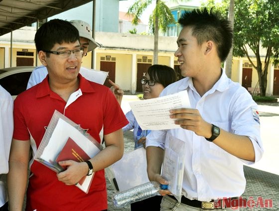 Thí sinh tại điểm thi Trường THPT Hà Huy Tập kỳ thi ĐH, CĐ năm 2014.