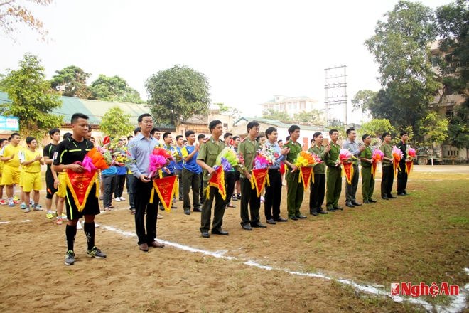 Tặng hoa và cờ lưu niệm cho các đội bóng tham gia giải đấu