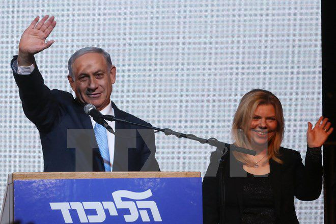 Thủ tướng Benjamin Netanyahu (trái) trước những người ủng hộ tại Tel Aviv, sau khi kết quả sơ bộ được công bố. (Nguồn: AFP/TTXVN)