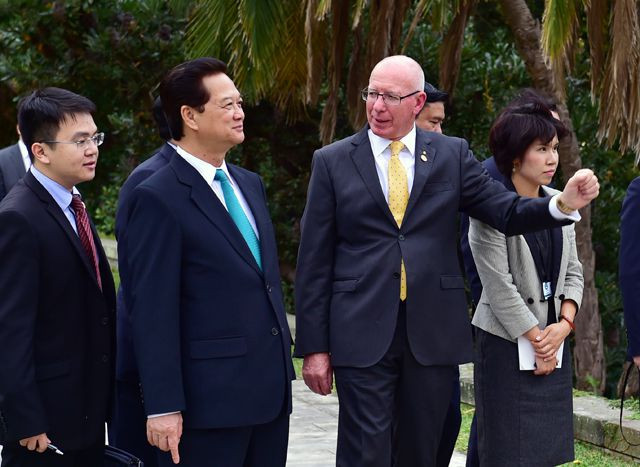 Thủ tướng Nguyễn Tấn Dũng trò chuyện với Thống đốc bang New South Wales David Hurley - Ảnh: VGP