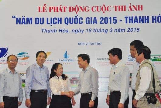 Các đại biểu gặp gỡ, trao đổi nghiệp vụ báo chí tại lễ phát động