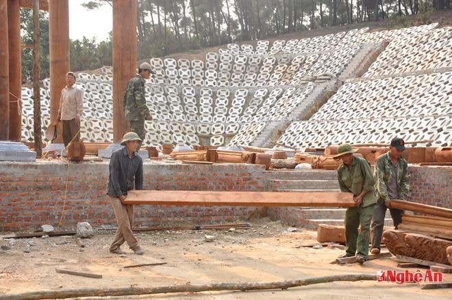 Chuẩn bị lắp gỗ cho đền thờ chính