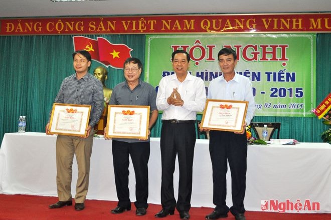 Đồng chí Nguyễn Hồng Kỳ - GĐ Sở GTVT trao giấy khen cho các tập thể và cá nhân đạt thành tích xuất sắc