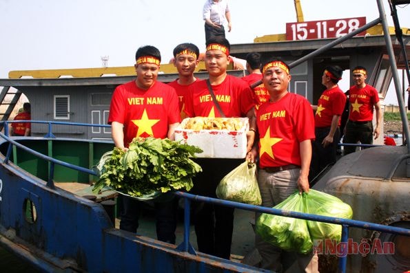 Những món quà tuy không giá trị nhiều về vật chất nhưng là tấm chân tình của những vị khách từ đất liền mang ra đảo.