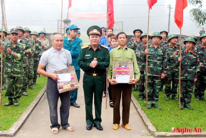 Đai tá Nguyễn Xuân Giáp tặng quà cho thương binh Vương Đinh Tín, Trần Doãn Yên ở Xóm 1.