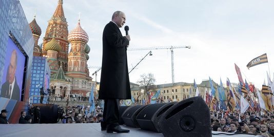 Hàng nghìn người đã đi bộ tới Điện Kremlin để kỷ niệm 1 năm ngày bán đảo Crimea sát nhập lại vào nước Nga. Ảnh: AP/Maxim Shipenkov