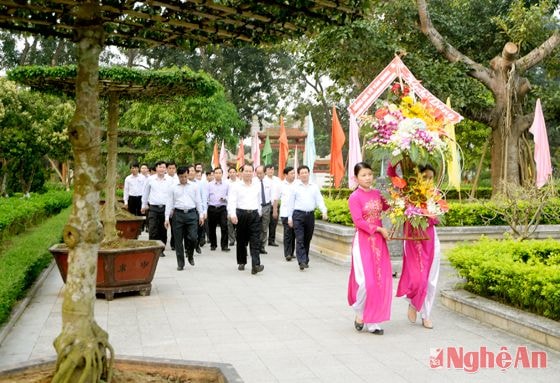 Dâng hoa ở Khu di tich Kim Liên.