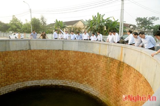 Đoàn tham quan giếng Làng Sen