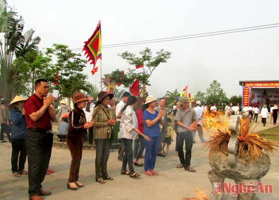 Đông đảo người dân thành kính thắp hương 