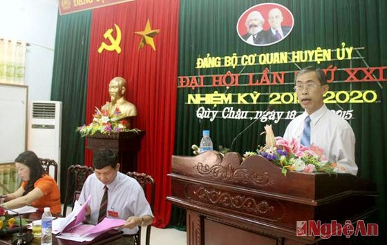 Đồng chí Lang Anh Ký, Phó ban Dân vận Huyện ủy, Phó Bí thư đảng bộ nhiệm kỳ 2010 - 2015 đọc báo cáo chính trị đại hội.