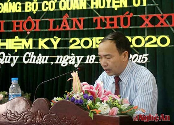 Đảng viên Võ Anh Tuấn, Phó Ban Tổ chức Huyện ủy phát biểu thảo luận tại đại hội.